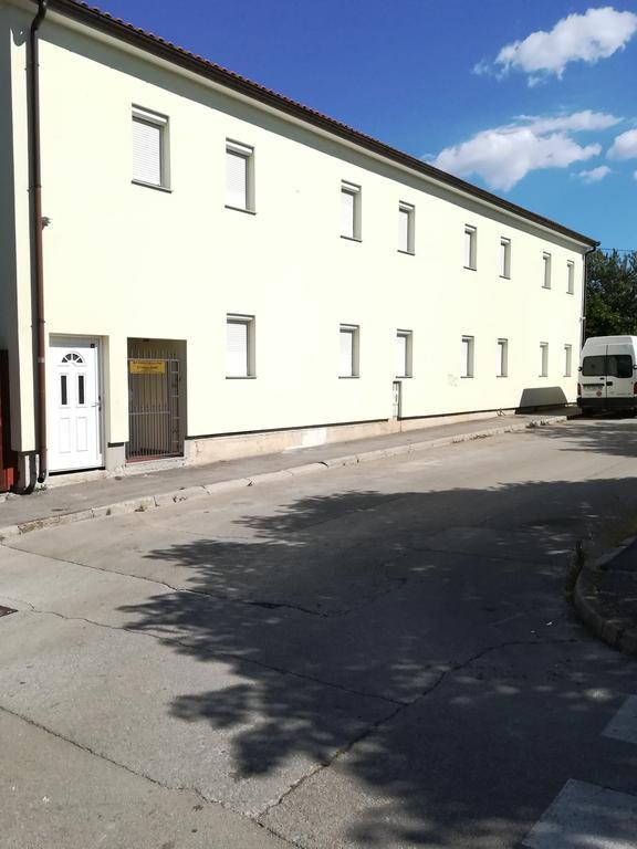Cinema House Single & Double & Hiša za goste 2*